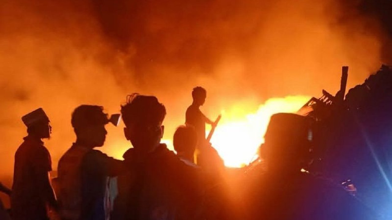 Kebakaran hebat di Desa Sungai Itik, Tanjungjabung Timur, Jambi pada Kamis dini hari menewaskan seorang lansia dan menghanguskan 15 rumah warga.