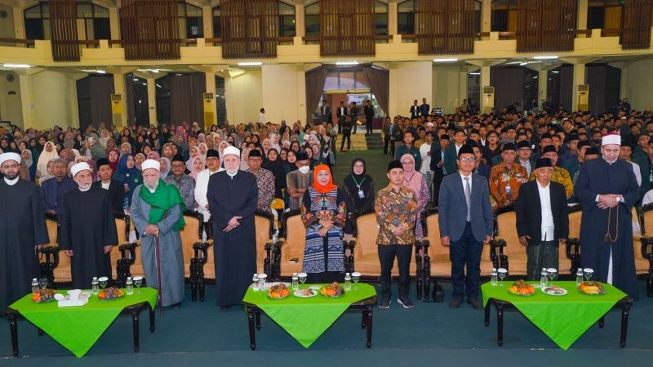 Universitas KH Abdul Chalim (UAC) menggelar konferensi internasional di Surabaya, mengundang empat ulama terkemuka dunia untuk membahas kontribusi otoritas dan pengetahuan dalam membangun peradaban ideal guna mencapai stabilitas masyarakat global.