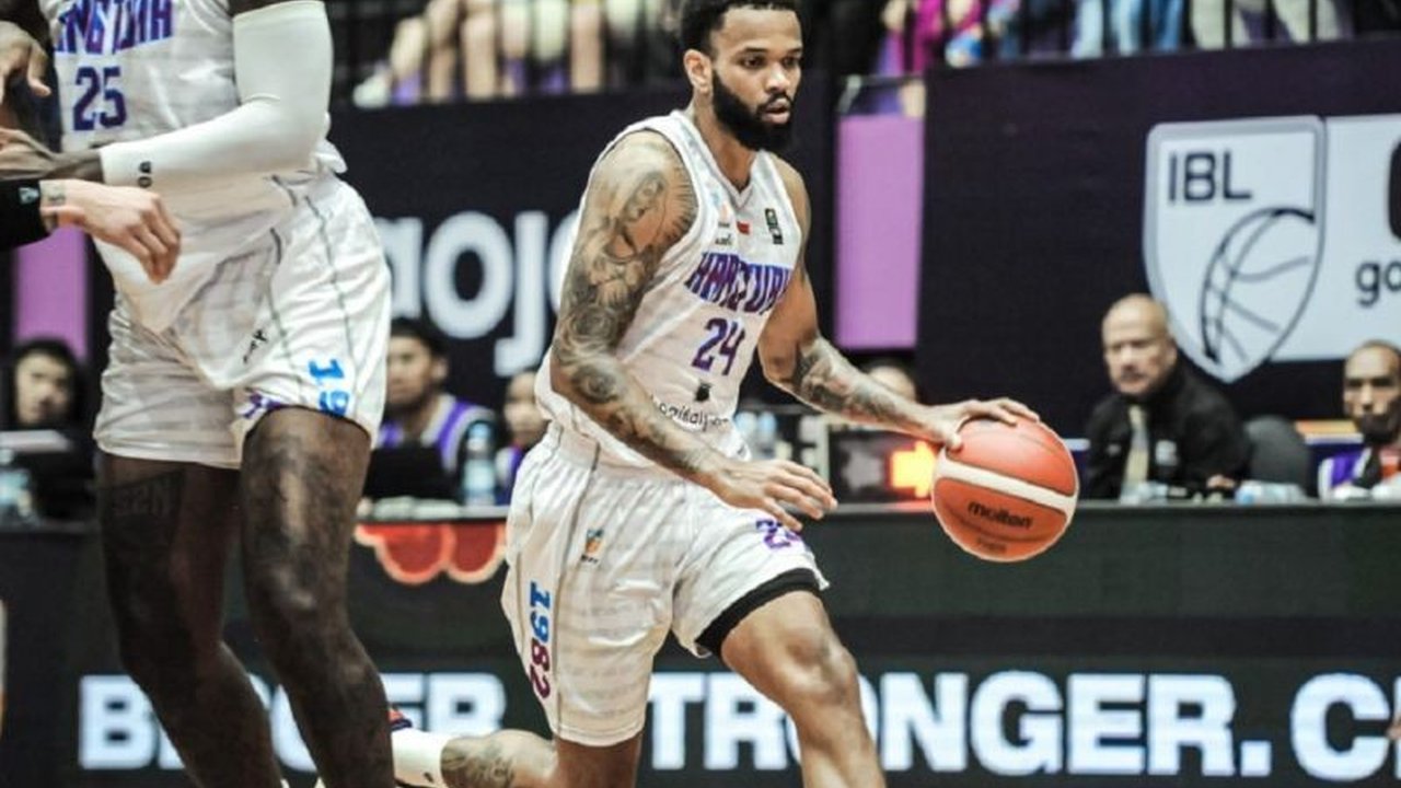 Pemain asing Hangtuah Jakarta, Adonys Henriquez, saat ini memimpin klasemen assist IBL 2025 dengan rata-rata 8,8 assist per pertandingan, mengungguli Devon Van Oostrum dan Gelvis Solano Paulino.