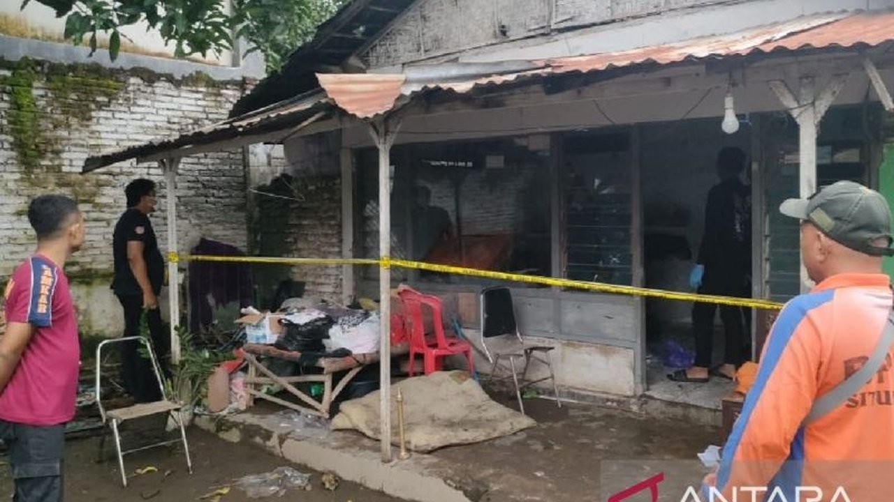 Polisi Situbondo menyelidiki kebakaran yang terjadi di Desa Tenggir, Kecamatan Panji pada Kamis dini hari, menewaskan seorang perempuan berusia 59 tahun.