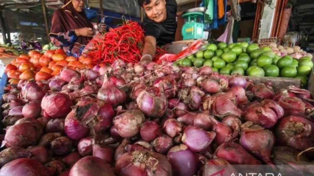 Pusat Informasi Harga Pangan Strategis (PIHPS) mencatat harga bawang merah mencapai Rp45.000 per kg pada 30 Januari 2025, sementara komoditas pangan lain seperti beras, cabai, daging, dan minyak goreng juga mengalami fluktuasi harga.