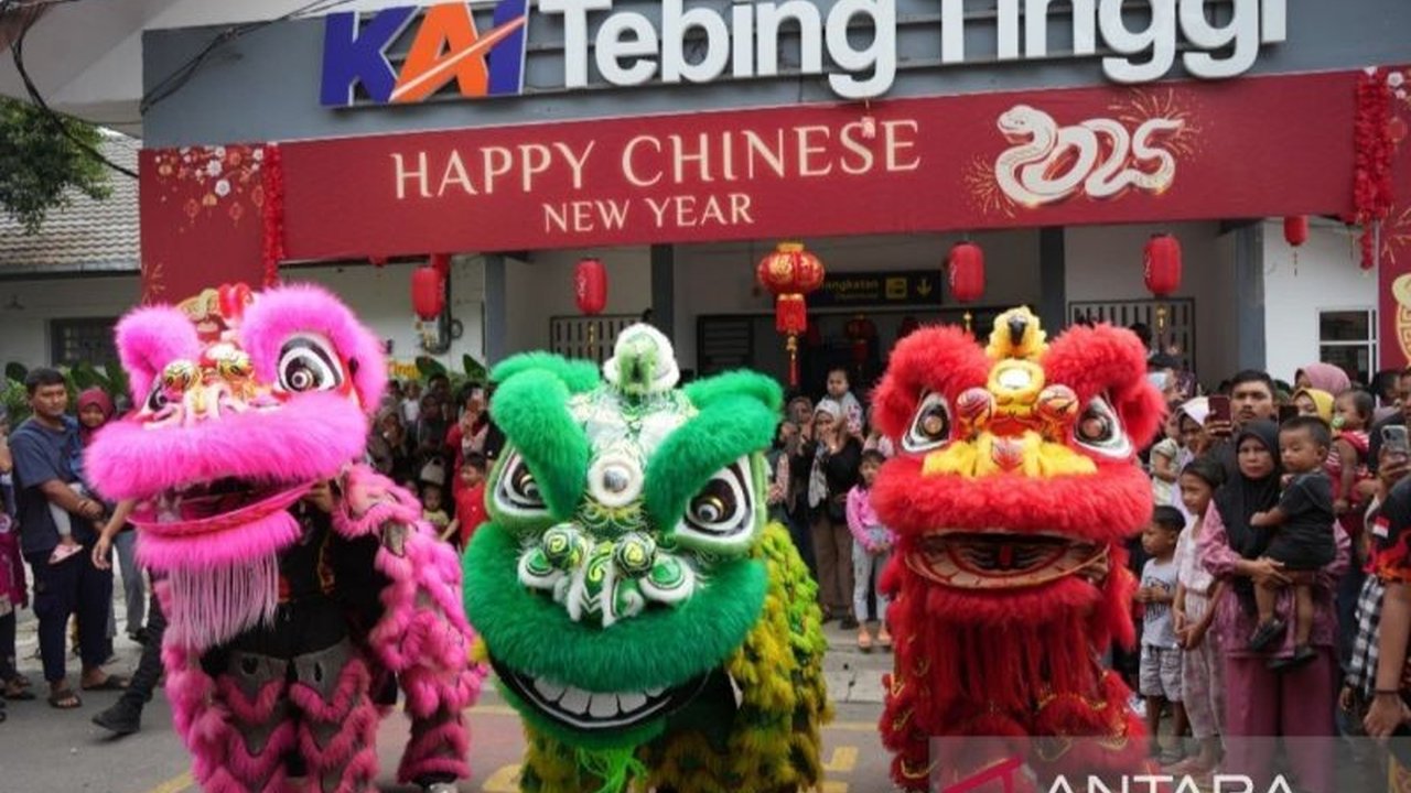 PT Kereta Api Indonesia Divre I Sumut memeriahkan Imlek 2024 di Stasiun Tebing Tinggi dengan atraksi barongsai, bagi-bagi kue, dan berbagai kegiatan menarik lainnya untuk penumpang dan warga sekitar.