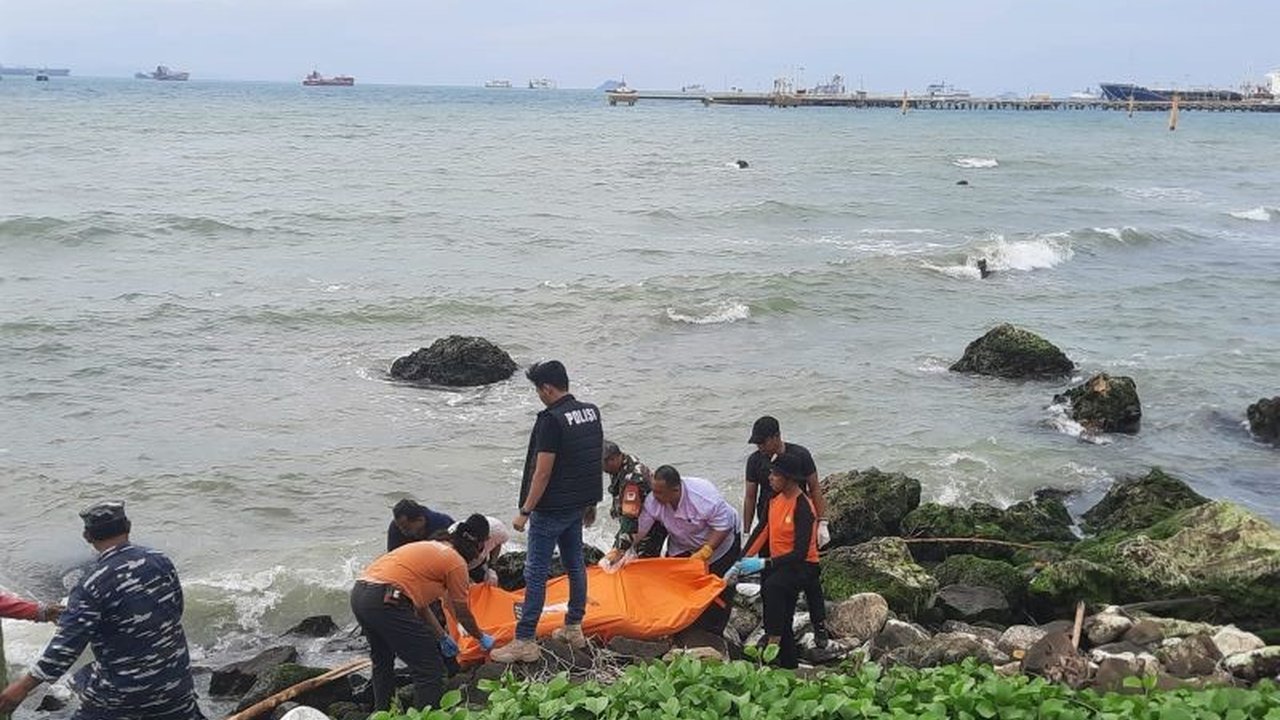 Pencarian penumpang KMP Athaya yang jatuh di perairan Merak dihentikan sementara menunggu hasil identifikasi mayat yang ditemukan di pesisir pantai oleh Tim DVI.