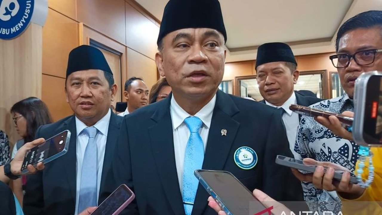 Menkop Budi Arie Setiadi fokus tingkatkan kepercayaan masyarakat pada koperasi selama 100 hari kerja di Kabinet Merah Putih, melalui rebranding, revitalisasi, dan respon cepat terhadap keluhan masyarakat.