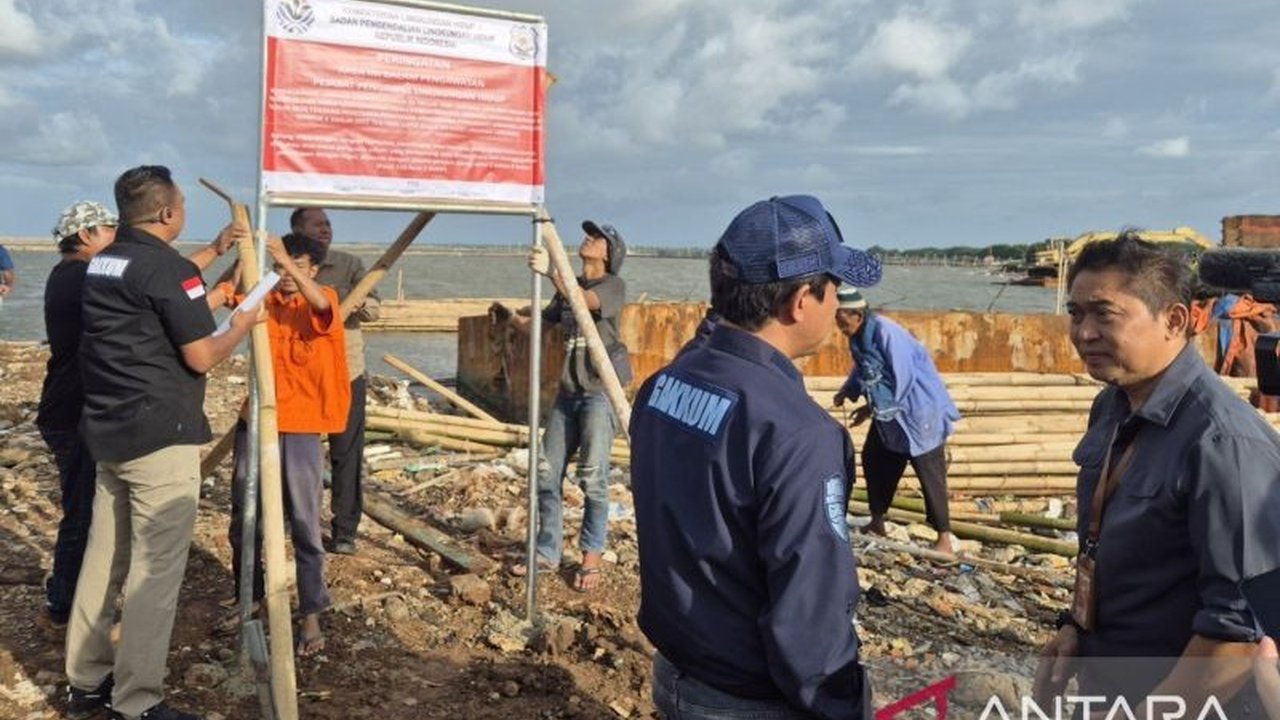 Kementerian Lingkungan Hidup menyelidiki kerusakan ekosistem di perairan Pal Jaya, Bekasi, akibat reklamasi ilegal dan telah menyegel area seluas 2,5 hektare milik PT TRPN.