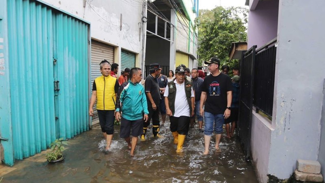 Penjabat Wali Kota Tangerang, Nurdin, menjelaskan bahwa drainase yang kurang memadai dan sampah menjadi penyebab utama banjir di beberapa titik Kota Tangerang yang surutnya cukup lama,  serta mengimbau masyarakat untuk menjaga kebersihan lingkungan.