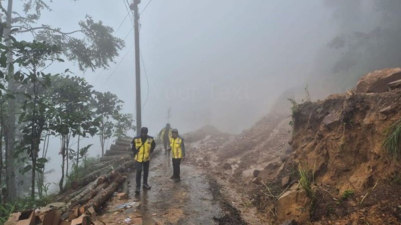 Menteri PU Dody Hanggodo prioritaskan pembukaan akses jalan dan pembangunan jembatan bailey darurat di Petungkriyono, Pekalongan pasca bencana longsor dan banjir, dibantu BBPJN Jateng-DIY dan TNI AD.