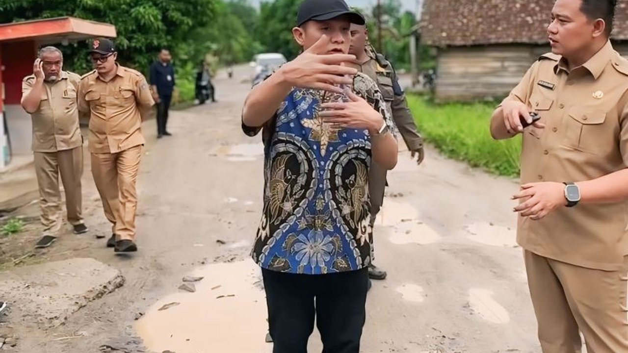 Bupati OKU Timur, Lanosin Hamzah, menargetkan penyelesaian proyek pembangunan jalan penghubung empat desa di Kecamatan Madang Suku III pada tahun 2025 untuk meningkatkan perekonomian masyarakat dan aksesibilitas hasil pertanian.