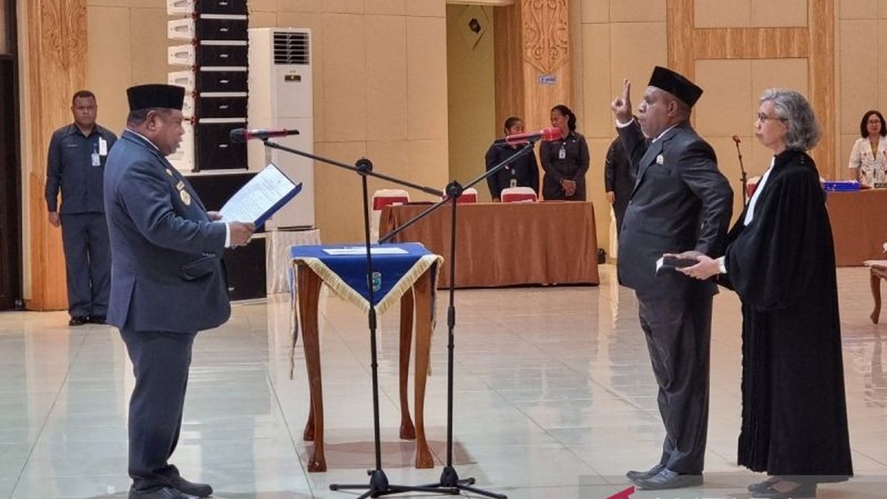 Penjabat Gubernur Papua Barat melantik Melbianus Raimond Mandacan sebagai Wakil Ketua I Majelis Rakyat Papua Barat (MRPB) menggantikan Maxsi Nelson Ahoren untuk sisa masa jabatan 2023-2028.