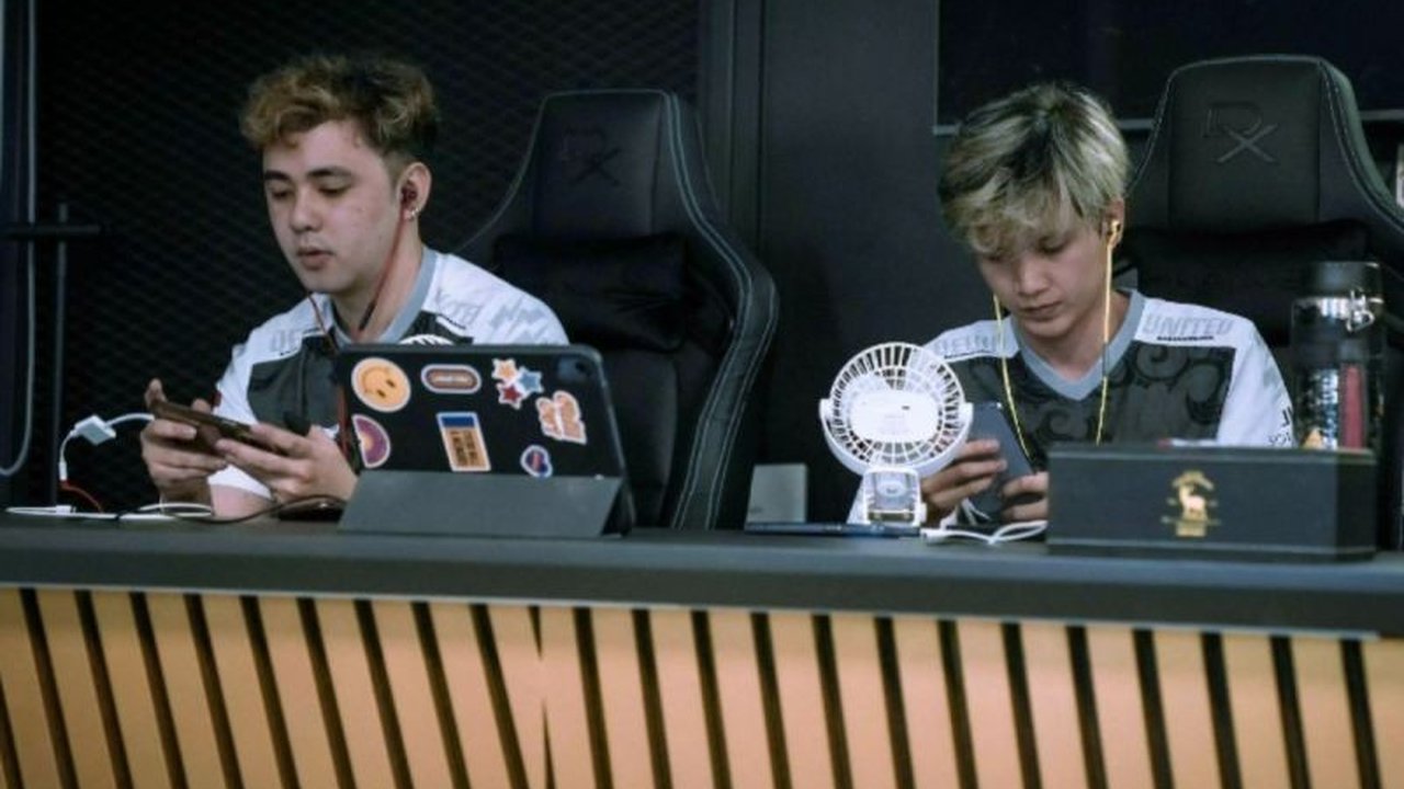 Tim esports Dewa United Helios memulai debutnya di babak grup DGWIB PUBG Mobile S12 dengan hasil kurang memuaskan, berada di peringkat 17 klasemen sementara, namun tetap optimistis menatap laga selanjutnya.