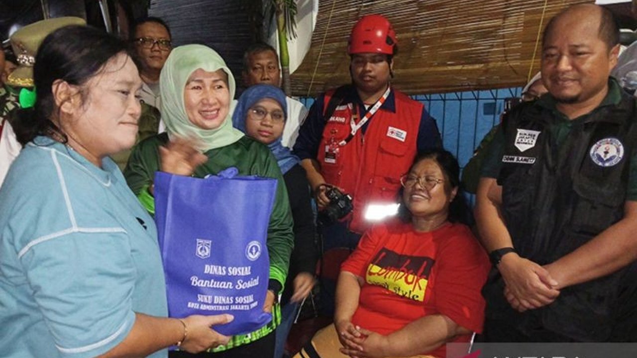 Pemerintah Kota Jakarta Timur menyalurkan bantuan kepada penyintas rumah ambruk di Duren Sawit, meliputi kebutuhan sandang, pangan, dan uang tunai untuk meringankan beban mereka pasca-musibah yang terjadi Selasa malam, 28 Januari 2024.