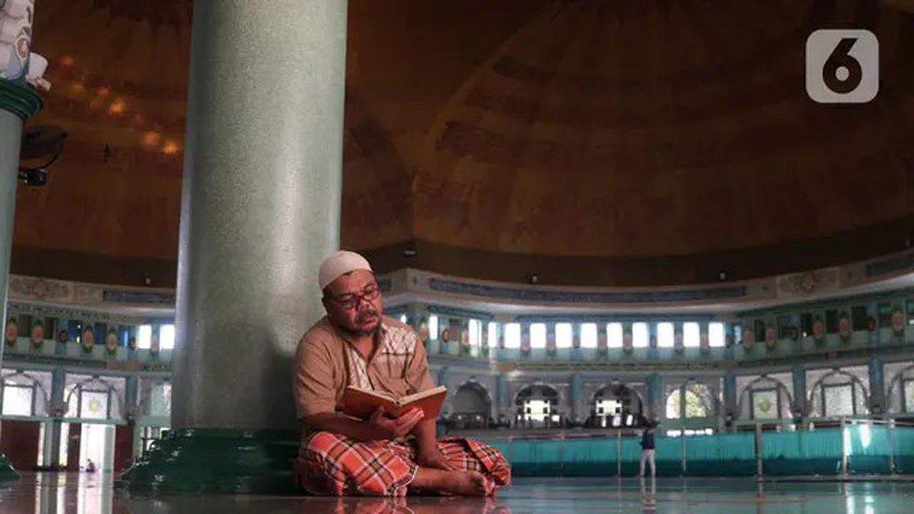 Umat Islam bertadarus Al-Quran di Masjid Raya Al-Azhom, Kota Tangerang, Senin (18/42022). Umat Islam memanfaatkan waktu untuk memperbanyak ibadah dengan membaca dan mengkhatamkan Al-Quran unt