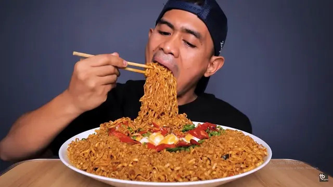 Mukbang Tanboy Kun menikmati 12 bungkus Mie Sedaap Goreng ala Chef Devina.