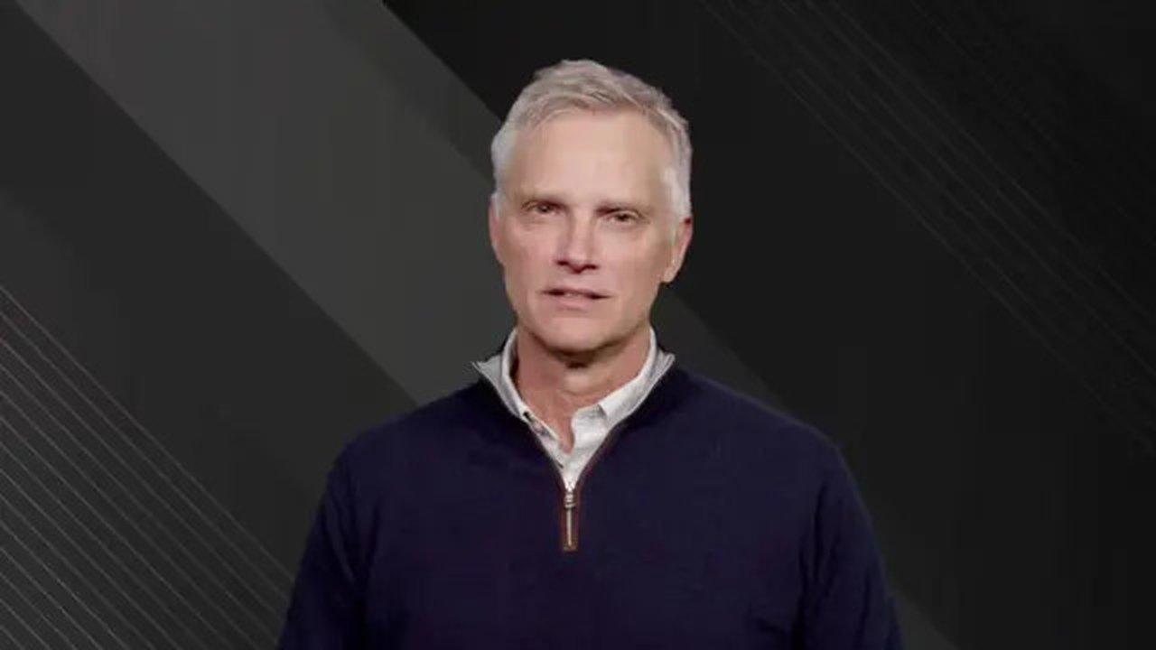 CEO American Airlines Robert Isom merespons kecelakaan pesawat dengan nomor penerbangan 5342 tersebut dengan helikopter Blackhawk milik militer Amerika Serikat.