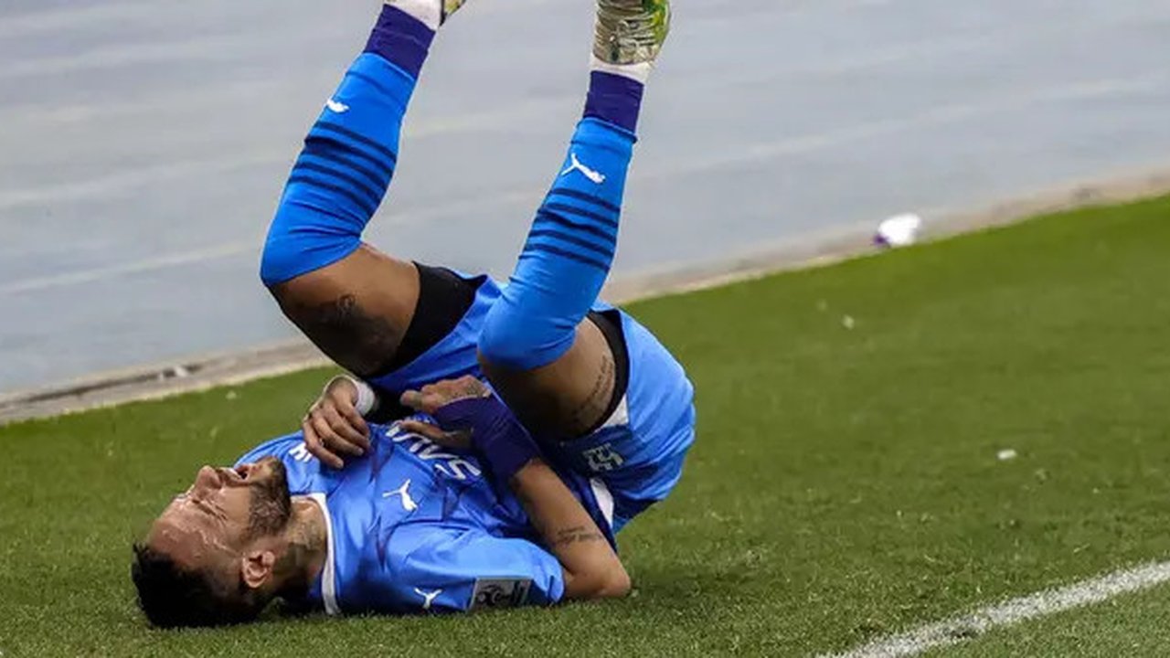 Striker Al Hilal, Neymar terjatuh usai dilanggar pemain PFC Navbahor pada laga Grup D Liga Champions Asia 2023/2024 di King Fahd International Stadium, Riyadh, Selasa (19/9/2023) dini hari WI