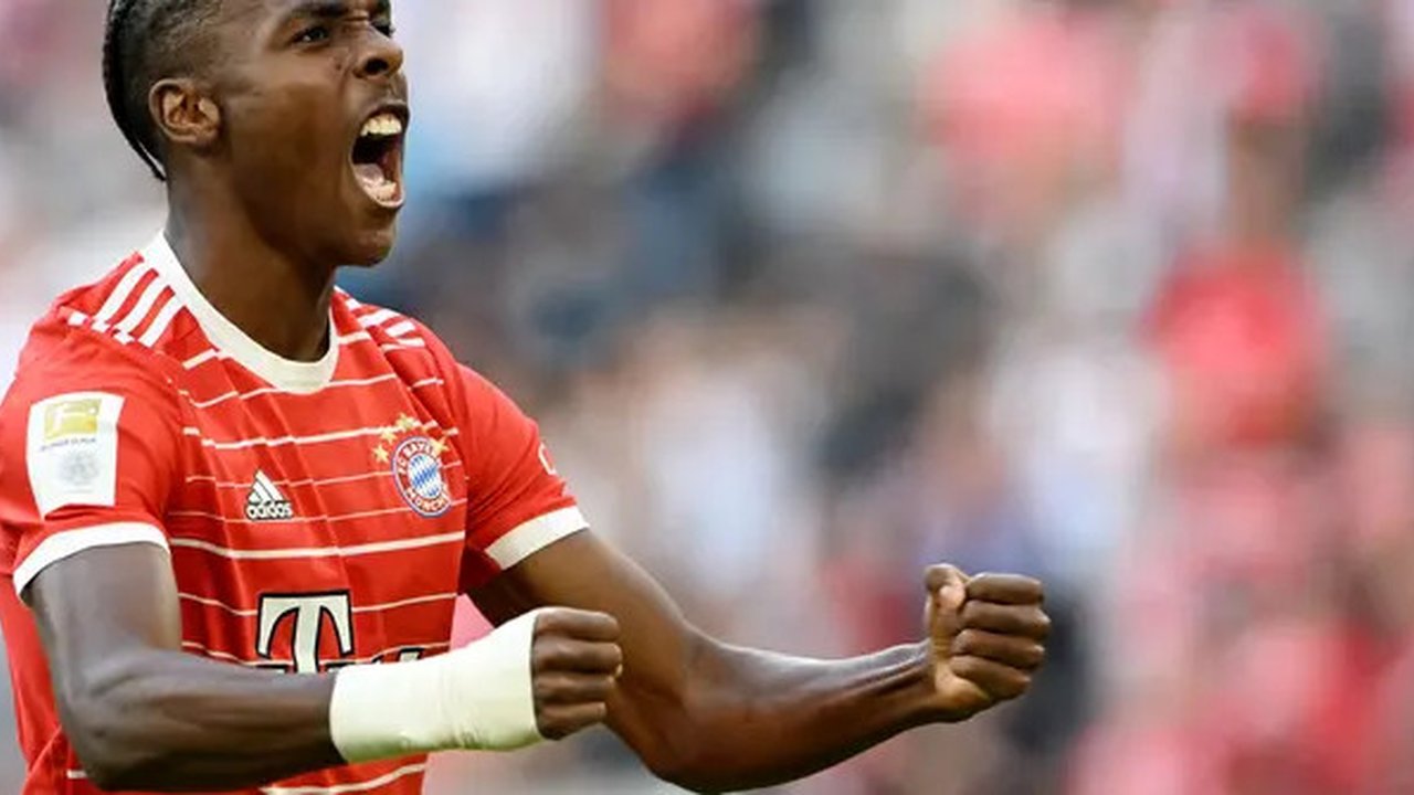 Penampilan apik Mathys Tel membuat Bayern Munchen mengontrak sang pemain sampai tahun 2025. Pemain muda asal Jerman itu mendapat gaji sebesar 65.600 pounds per pekan di Allianz Arena. (Photo