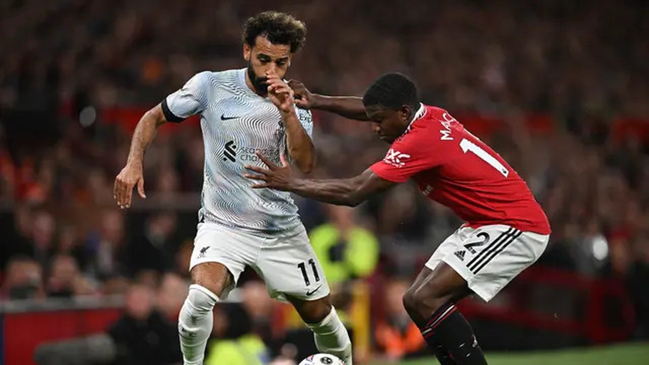 Striker Liverpool Mohamed Salah (kiri) bersaing dengan bek Manchester United Belanda Tyrell Malacia dalam pertandingan Liga Inggris di Old Trafford, 22 Agustus 2022. MU menang 2-