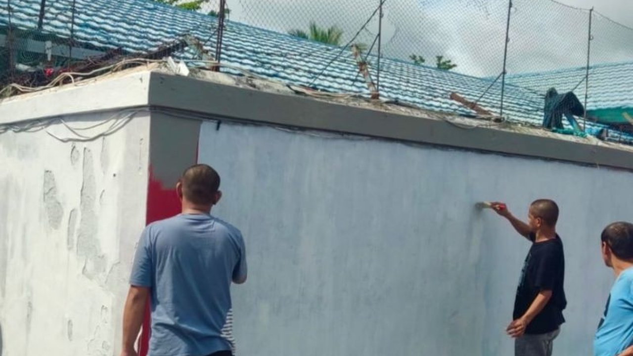 Lapas Kelas IIB Amuntai, Kalimantan Selatan,  melaksanakan arahan Ditjen PAS Kemenkumham dengan melibatkan warga binaan dalam pengecatan lapas untuk standarisasi warna bangunan dan peningkatan kualitas lingkungan.