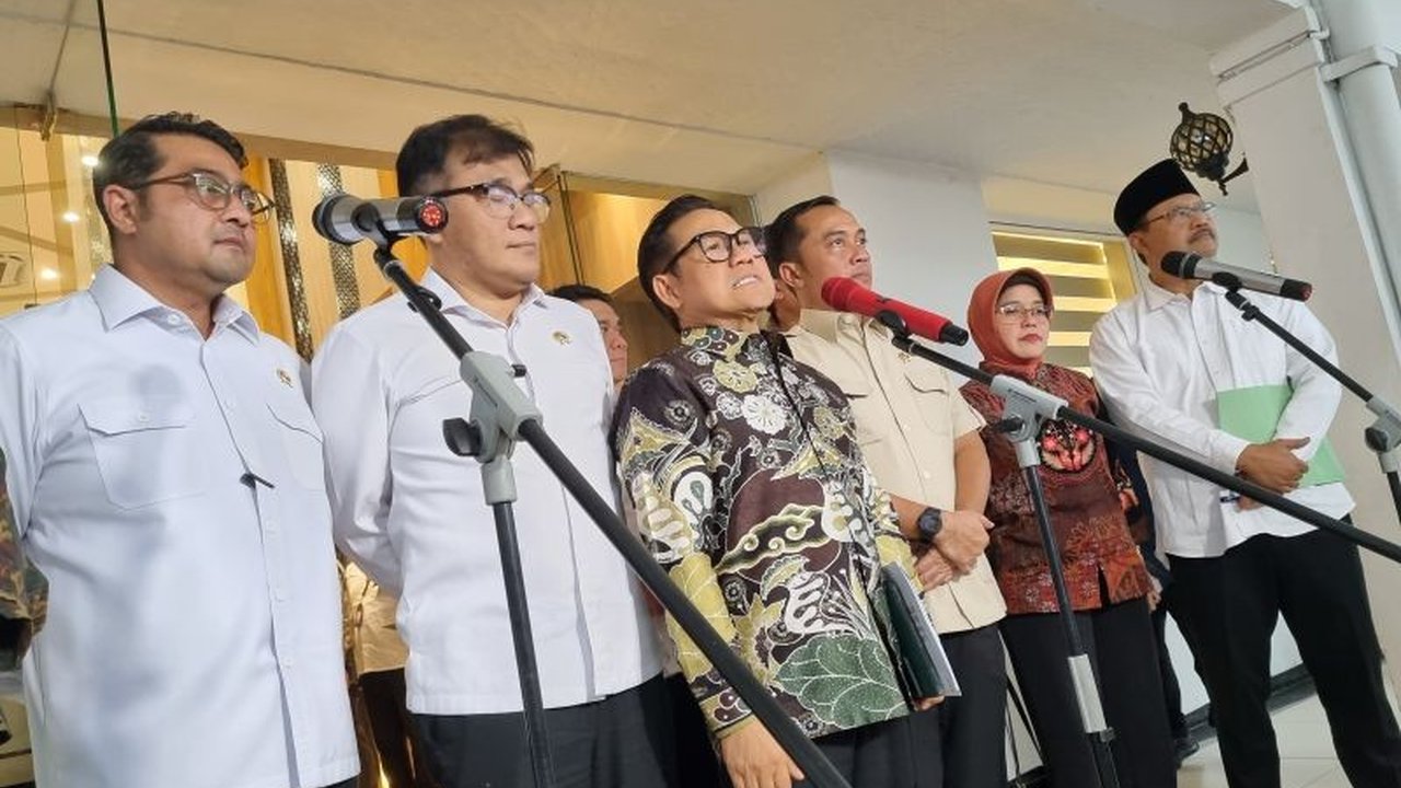 Pemerintah Indonesia akan menyalurkan bantuan sosial kepada 3,1 juta warga miskin ekstrem dalam tiga tahap, meliputi peningkatan bantuan khusus, pelatihan keterampilan, dan pemberdayaan ekonomi.