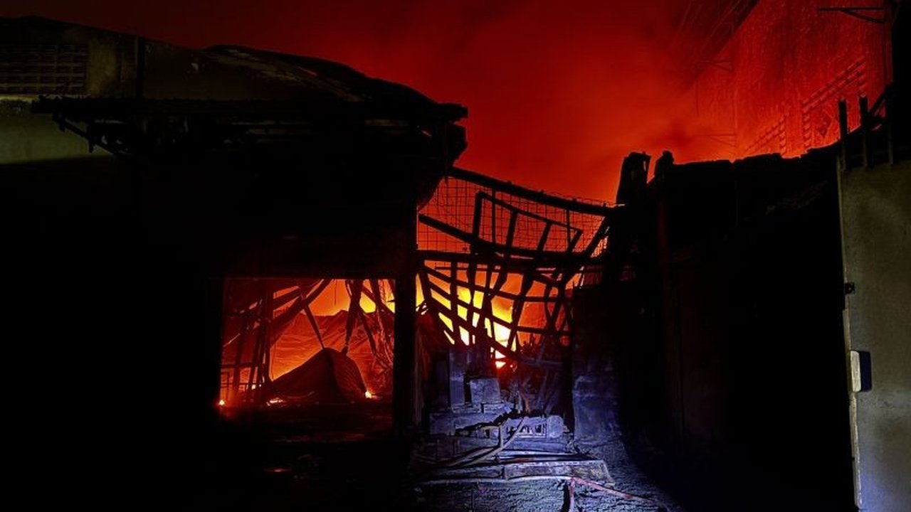 Dinas Pemadam Kebakaran Kabupaten Bandung mengerahkan 12 mobil untuk memadamkan kebakaran tiga pabrik tekstil di Margaasih pada Kamis sore, 30 Januari 2024, yang disebabkan oleh material mudah terbakar dan minimnya sumber air.