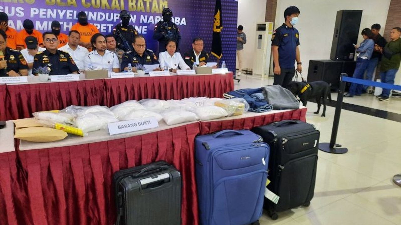 Bea Cukai Batam mengungkap modus baru penyelundupan narkoba lewat Bandara Hang Nadim Batam yang melibatkan sepasang kekasih dan jaringan internasional, dengan barang bukti 10,95 kg sabu.