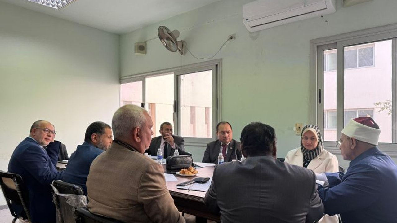 Atase Pendidikan dan Kebudayaan KBRI Kairo, Abdul Muta'ali, menerima dua penghargaan bergengsi atas jasanya dalam meningkatkan kerja sama pendidikan antara Indonesia dan Mesir, termasuk pembentukan program studi Bahasa Indonesia pertama di Timur Tengah di