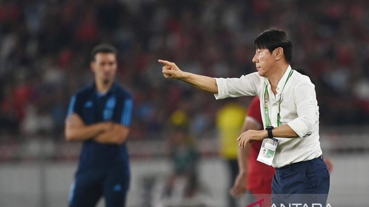 Football Institute menduga adanya penggunaan buzzer untuk mendukung Shin Tae-yong pasca pemecatannya oleh PSSI, berdasarkan analisis data media sosial dari Drone Emprit yang menunjukkan aktivitas akun bot terorganisir.