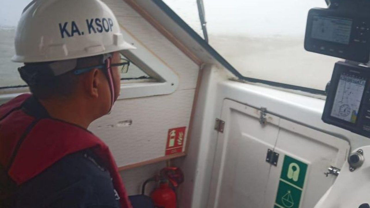 Cuaca buruk berupa angin kencang dan gelombang tinggi menyebabkan dua kapal tongkang kandas di perairan Semarang;  tidak ada korban jiwa dan pelayaran tidak terganggu.