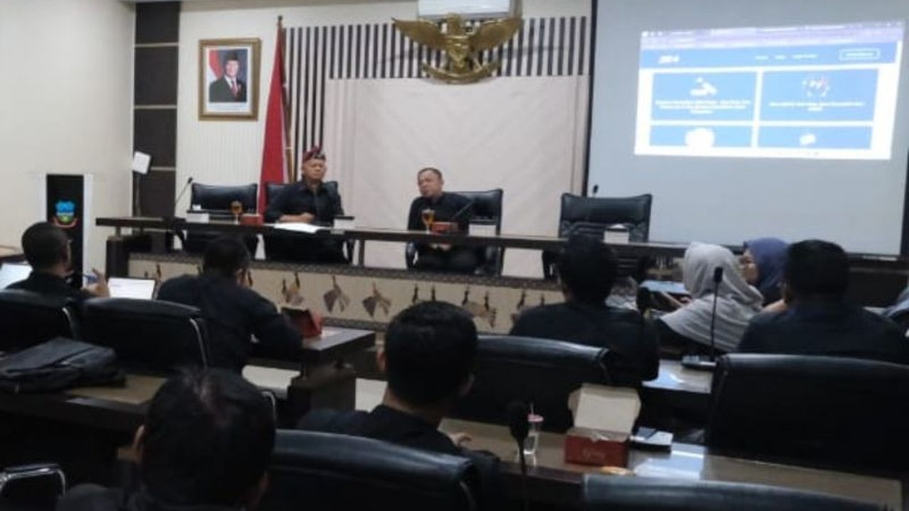 Pemkab Garut bahas rencana program bantuan pendidikan untuk 5000 mahasiswa dan program 'satu desa satu sarjana' untuk meningkatkan kualitas SDM, dengan anggaran yang akan diusulkan dalam RAPBD 2026.