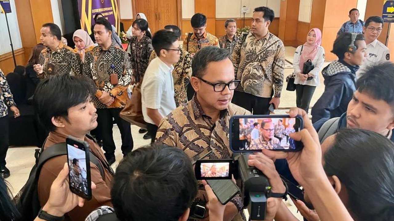 Wakil Menteri Dalam Negeri, Bima Arya, menyatakan penghentian bantuan sosial (bansos) berkontribusi pada penurunan laporan pelanggaran kode etik penyelenggara pemilu, meskipun bukan satu-satunya faktor.