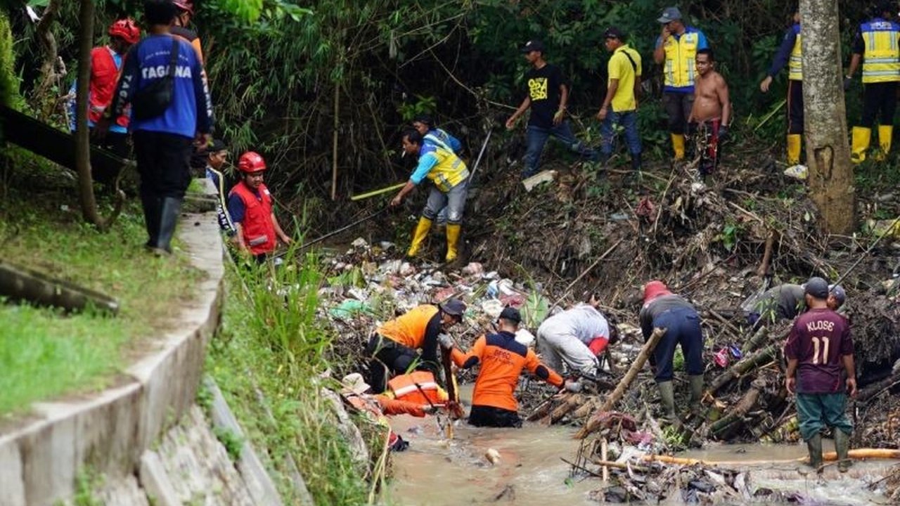BPBD Kota Madiun Bersihkan Sungai Cegah Banjir
