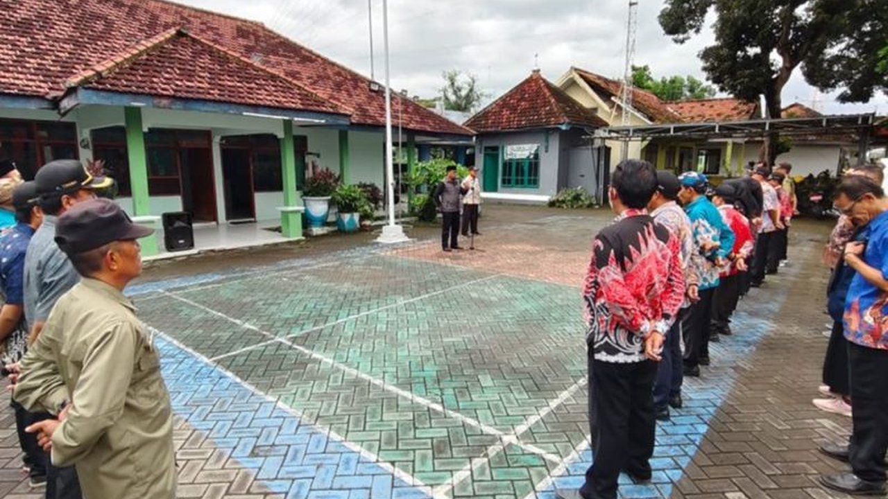 Pemerintah Kabupaten Probolinggo melakukan inspeksi mendadak untuk memastikan kedisiplinan ASN dalam bekerja setelah libur cuti bersama, memberikan peringatan bagi yang melanggar.