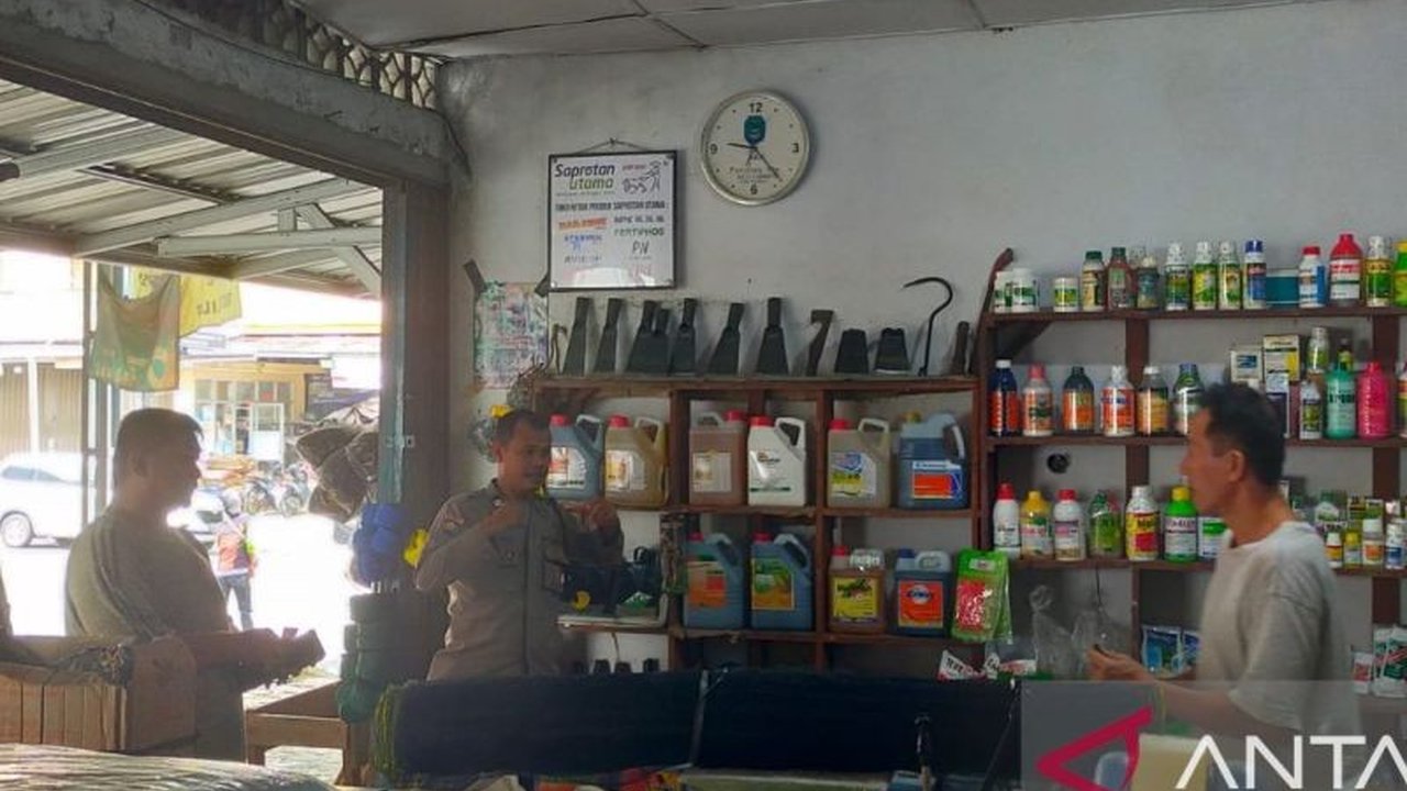 Sat Binmas Polres Bangka mengingatkan pedagang Pasar Tradisional Sungailiat akan maraknya penipuan, khususnya penggunaan uang palsu, dan mengajak masyarakat untuk meningkatkan kewaspadaan serta melaporkan tindak kejahatan.