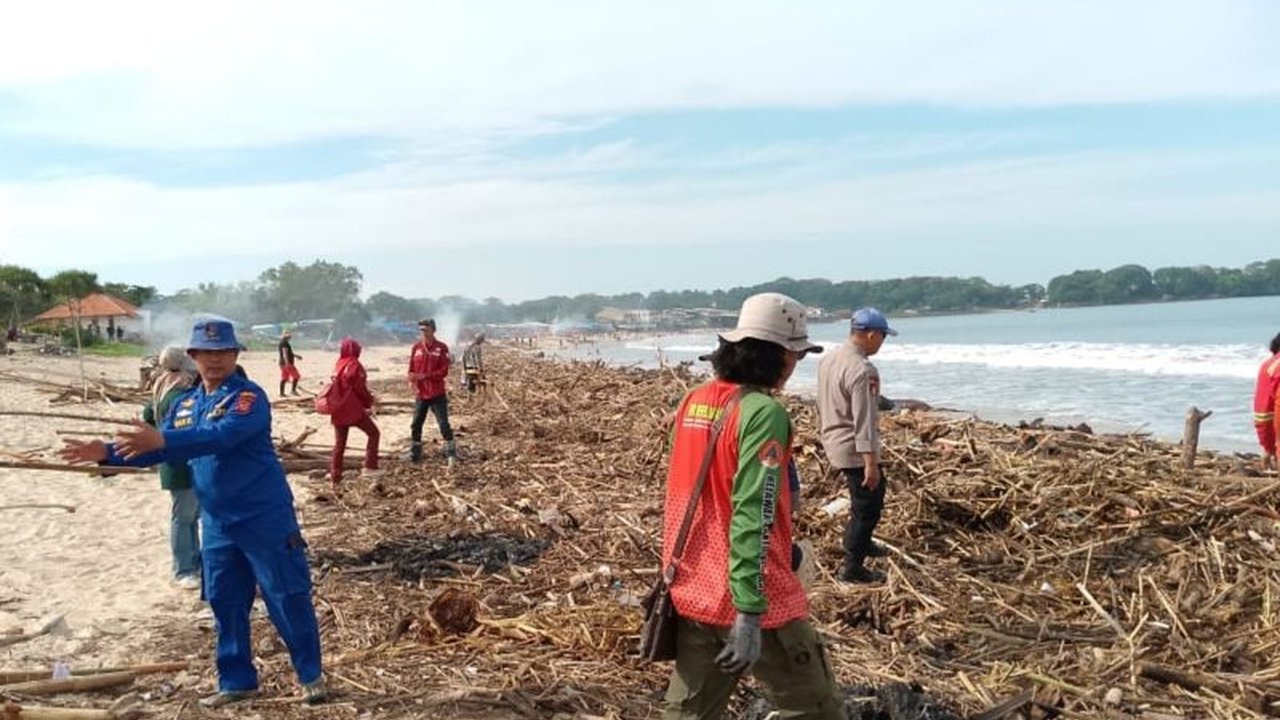 Satpolairud Bersihkan Sampah Kayu di Pantai Santolo Garut