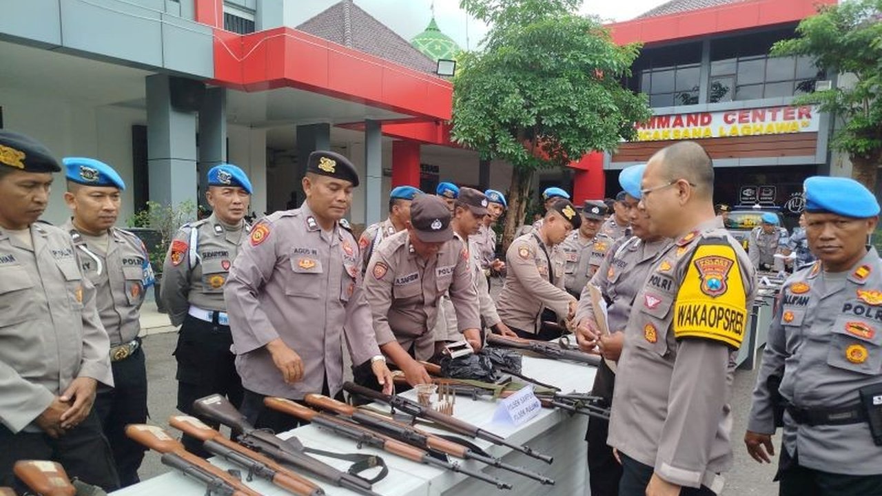 Polres Ponorogo melakukan pengecekan ratusan senjata api milik anggota untuk memastikan kesiapan operasional dan kepatuhan terhadap prosedur, hasilnya seluruh senjata dinyatakan sesuai standar.