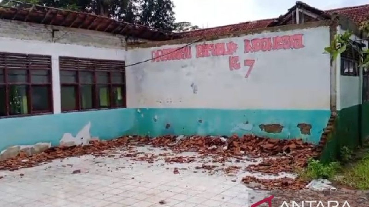 Dinas Pendidikan dan Kebudayaan (Dindikbud) Kabupaten Serang memprioritaskan renovasi empat ruang kelas SMPN 2 Cikeusal yang ambruk pada tahun 2025, dengan tetap melanjutkan proses belajar mengajar di ruangan lain.