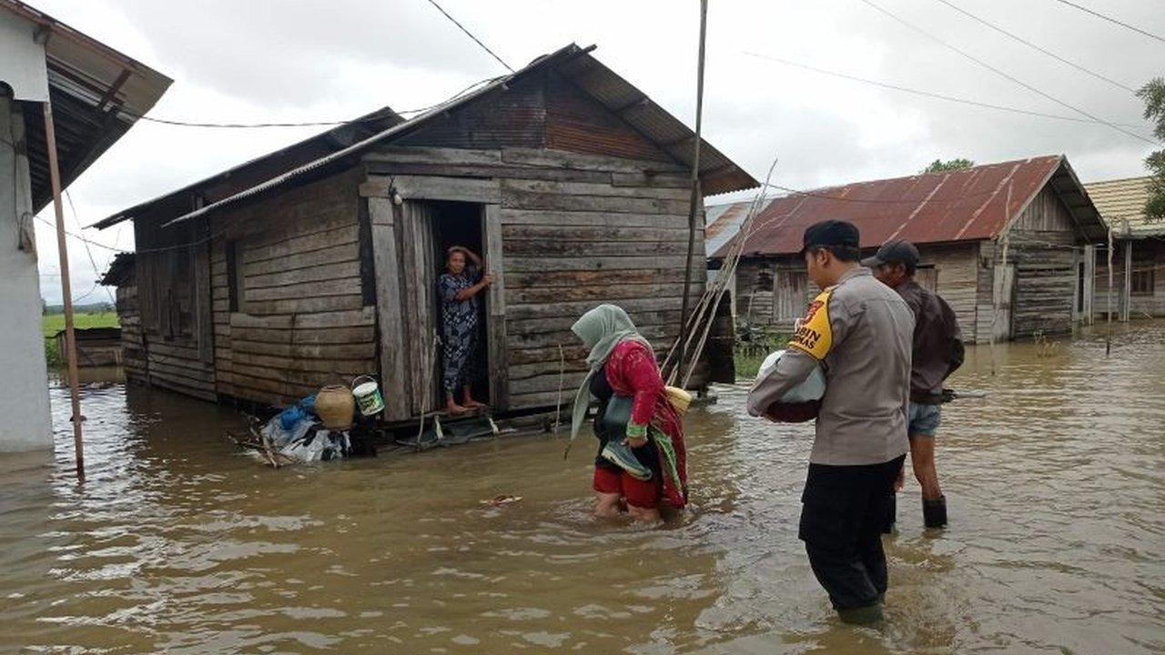 Kepolisian Sektor Binuang, Polres Tapin, mendistribusikan obat dan vitamin kepada warga Kelurahan Raya Belanti yang terdampak banjir untuk mencegah penyakit pascabencana.