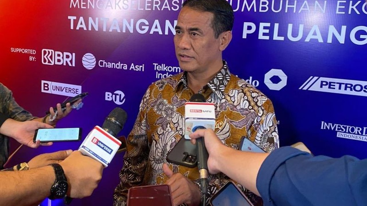Mentan Andi Amran Sulaiman mendorong transformasi pertanian tradisional ke modern untuk meningkatkan produksi hingga 100% dan memangkas biaya produksi hingga 50%, dengan pengembangan klaster pertanian modern di berbagai wilayah Indonesia.