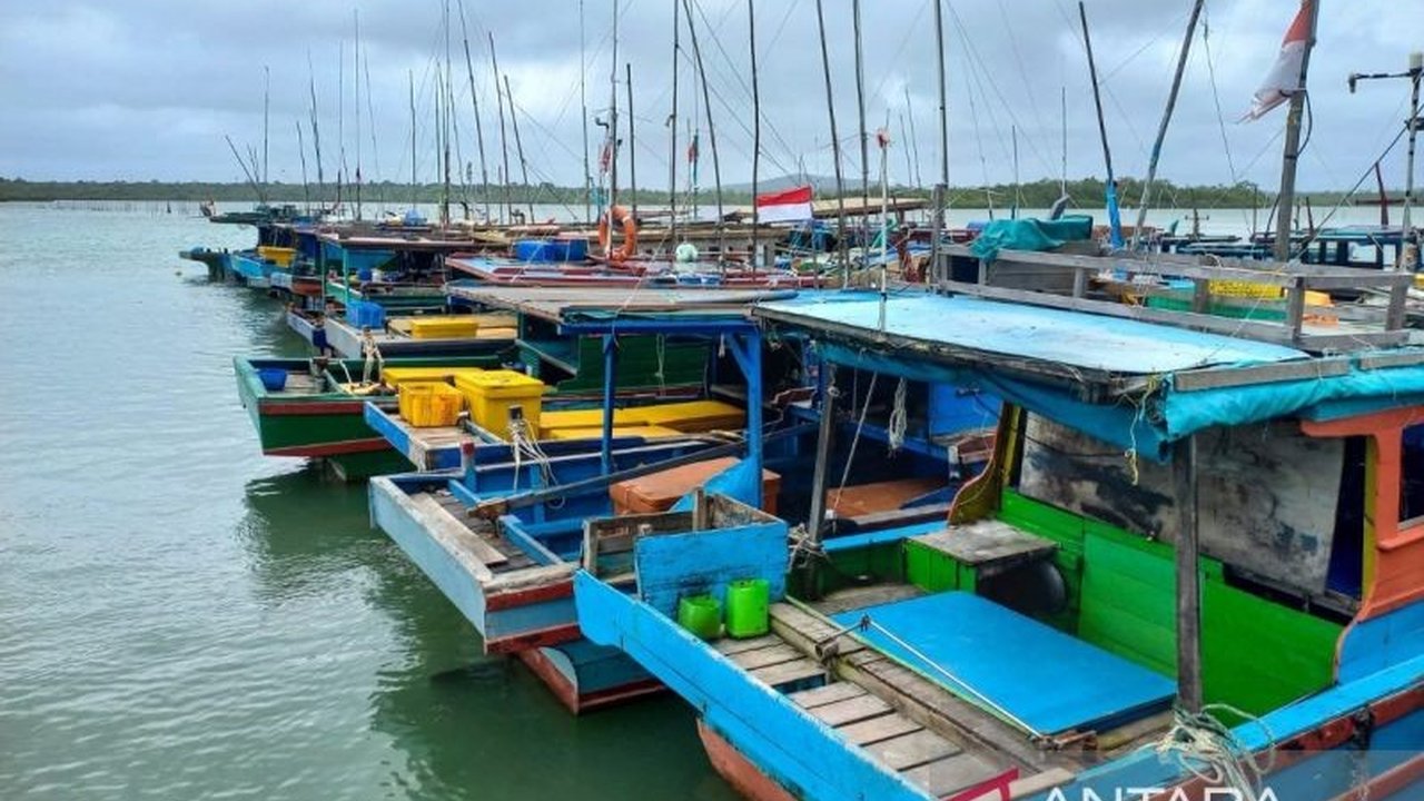 Pemerintah memberikan keleluasaan kepada nelayan kecil di Natuna untuk menangkap ikan di semua zona perairan, sesuai PP Nomor 11 Tahun 2023, dengan pembebasan pungutan dan kelonggaran pendaratan hasil tangkapan, namun tetap diingatkan untuk tidak melangga