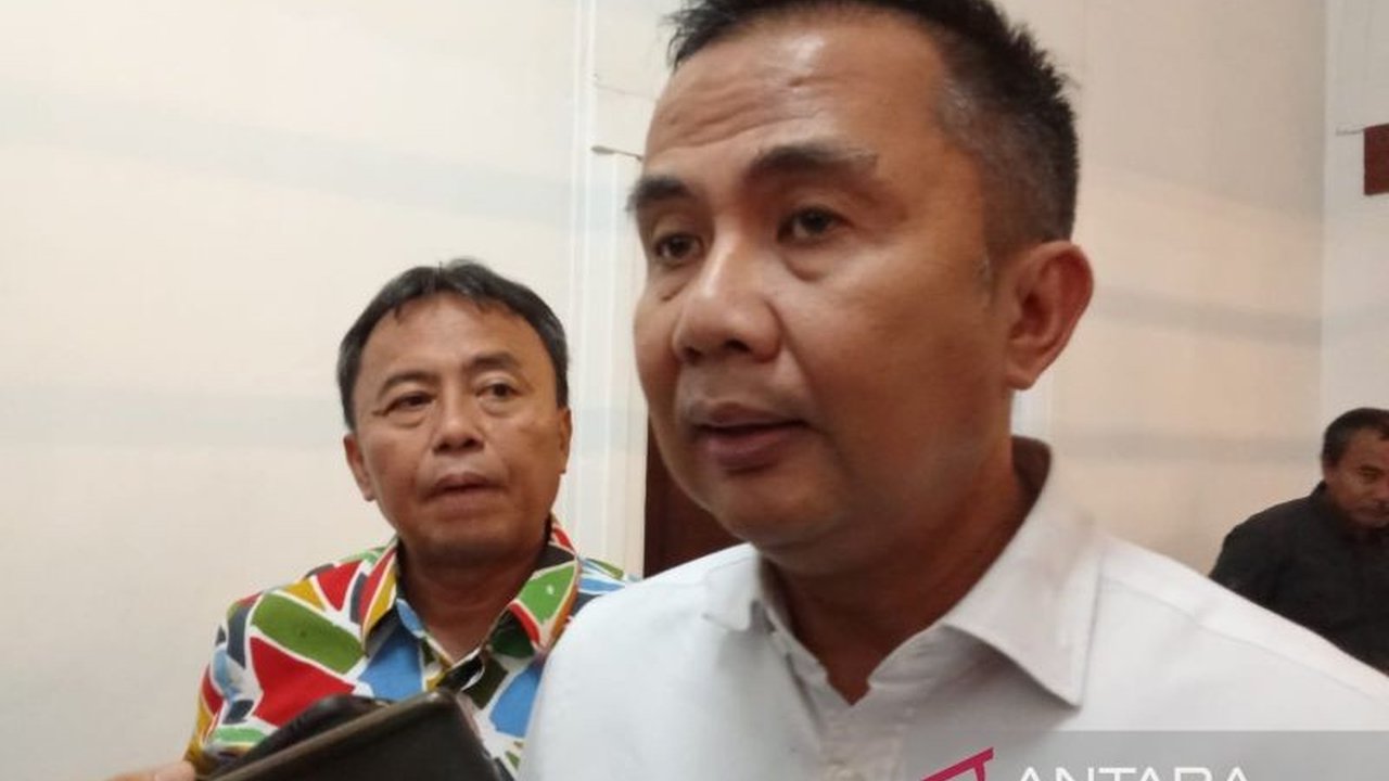 Pj Gubernur Jabar Bey Machmudin menargetkan efisiensi APBD Jabar 2025 sebesar Rp2-Rp4 triliun, yang akan dialokasikan untuk pembangunan infrastruktur dan peningkatan kesejahteraan masyarakat, sesuai arahan Inpres Nomor 1 Tahun 2025.