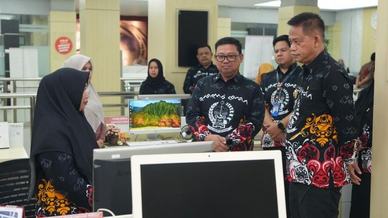 Penjabat Gubernur Sulawesi Selatan, Fadjry Djufry, percepat proses perizinan investasi untuk mendorong pertumbuhan ekonomi daerah, mengikuti arahan Presiden Jokowi.