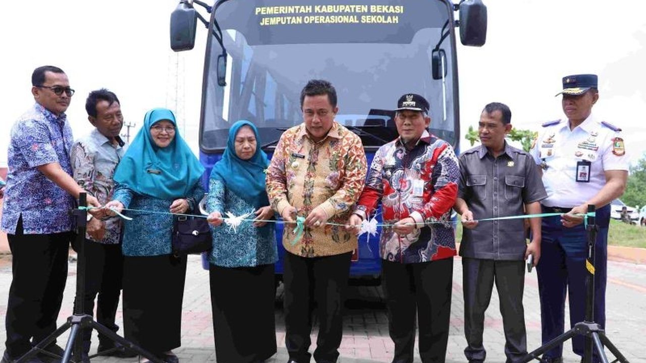 Pemerintah Kabupaten Bekasi meluncurkan program bus sekolah gratis untuk pelajar di Kecamatan Muaragembong guna meningkatkan akses pendidikan dan mengurangi angka putus sekolah akibat kendala transportasi.
