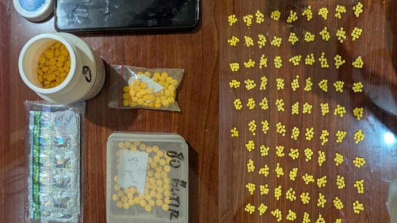 Polisi di Tasikmalaya mengamankan tiga pengedar obat terlarang dan menyita ribuan pil berbagai merek yang dijual bebas tanpa izin, dengan ancaman hukuman hingga 12 tahun penjara.