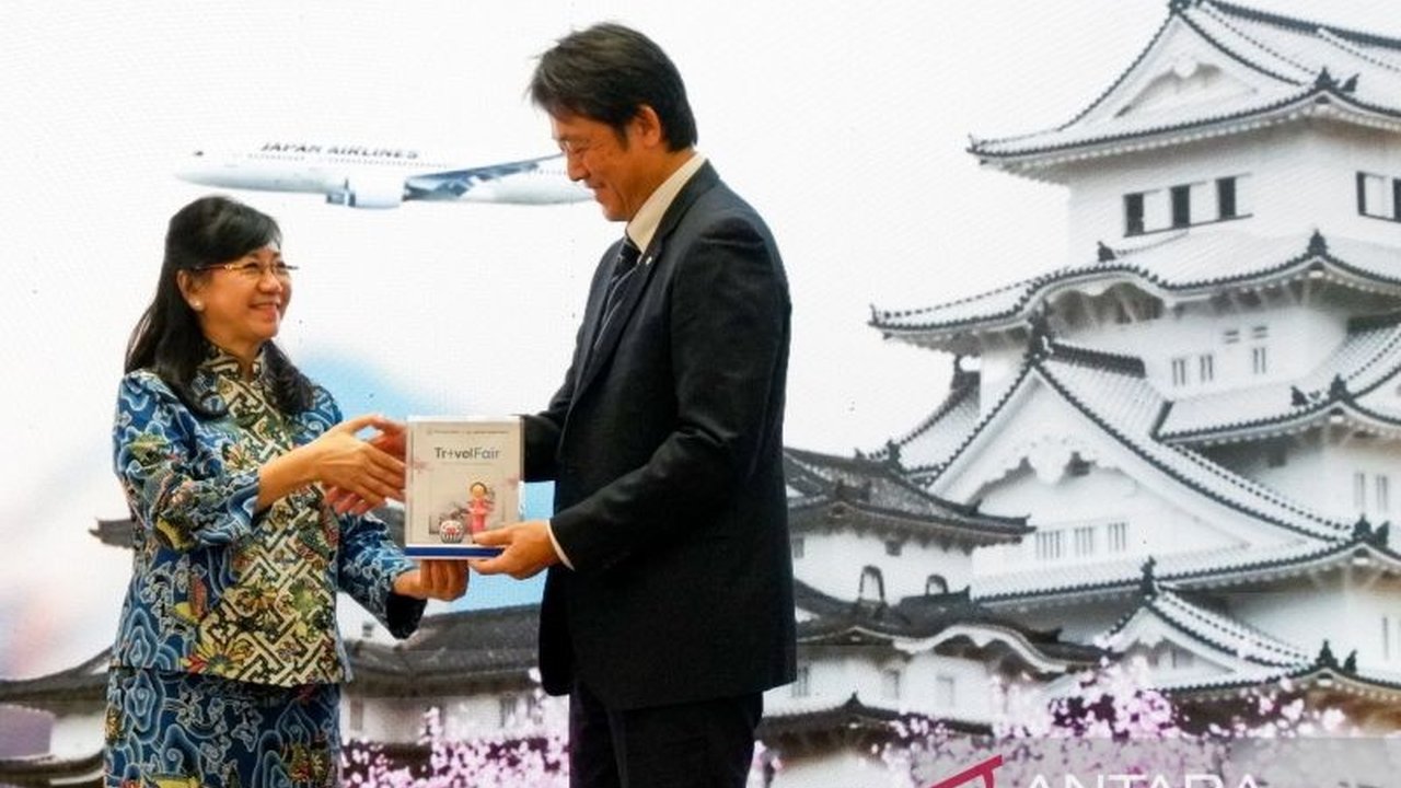 Berbagai program pemerintah diproyeksikan akan mendorong pertumbuhan kredit perbankan di tahun 2025, meskipun daya beli masyarakat masih lemah, ditopang oleh proyeksi pertumbuhan ekonomi Indonesia yang positif.