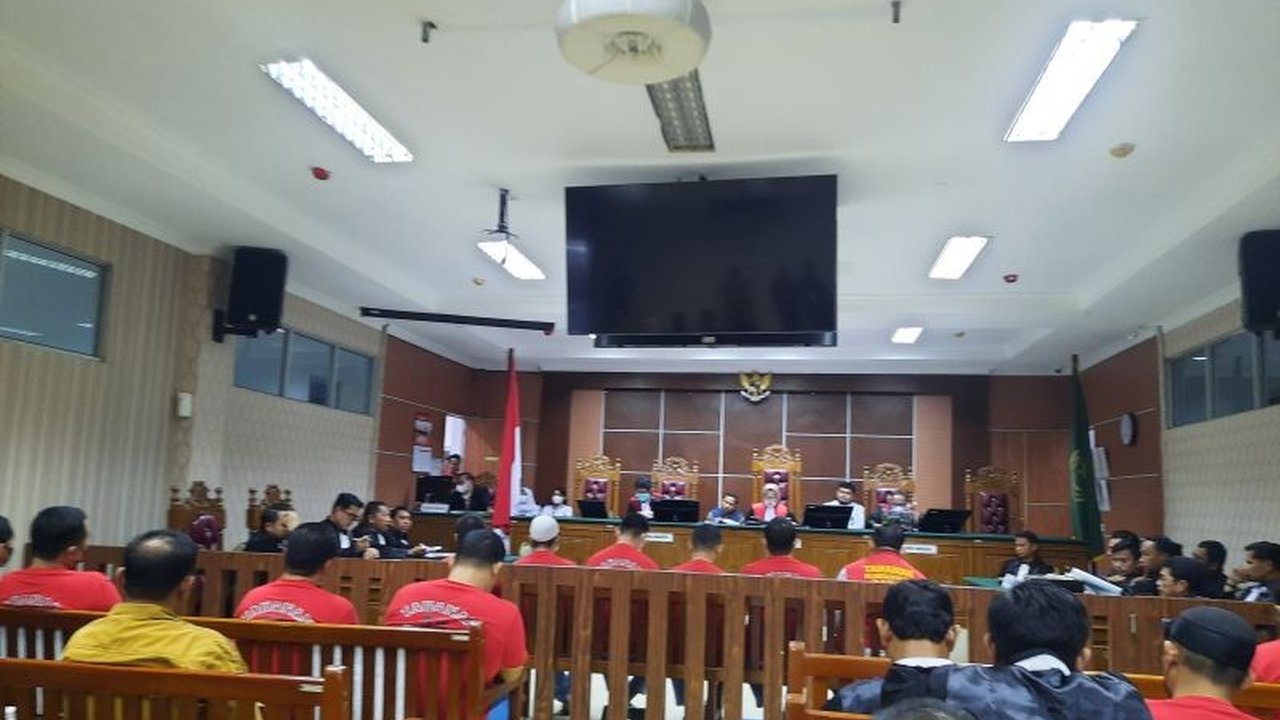 Mantan Kasatresnarkoba Polresta Barelang, AKP Satria Nanda, dan 11 terdakwa lainnya didakwa pasal berlapis terkait kasus narkotika dengan total 300 kg sabu yang melibatkan  pemfakatan jahat, penyalahgunaan wewenang dan penggelapan barang bukti.