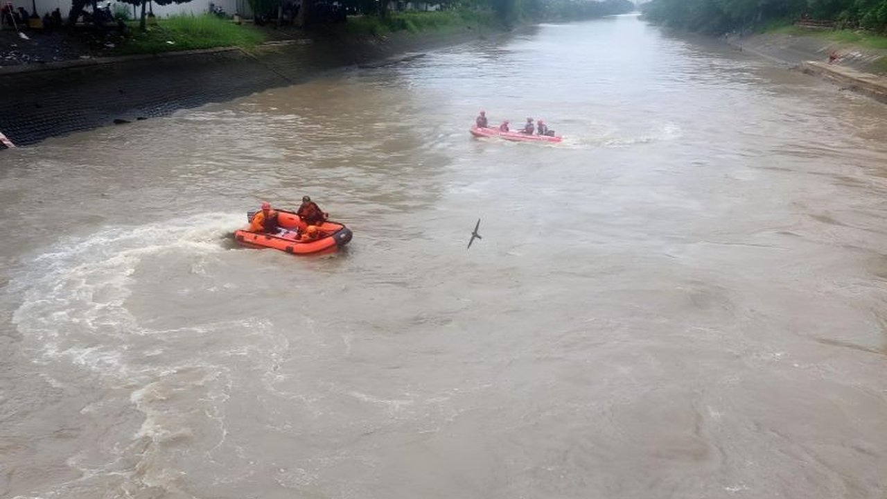 Tim SAR gabungan di Surabaya melakukan pencarian seorang pria yang diduga tenggelam di Sungai Jagir pada Kamis, 30 Januari 2024, setelah menerima laporan dari Command Center 112.