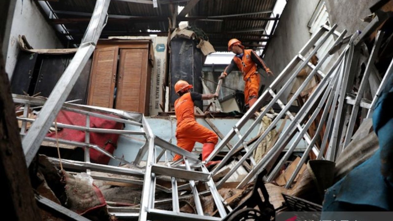 Rumah dua lantai di Duren Sawit ambruk Selasa malam, Pemkot Jaktim langsung kerahkan tim gabungan untuk bersihkan puing dan berikan bantuan kepada empat penghuni yang selamat.