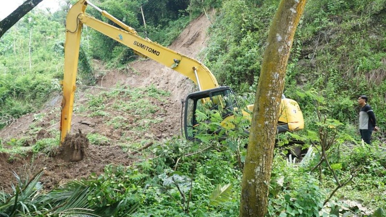 Hujan deras mengakibatkan longsor di jalur wisata Ranu Gumbolo, Tulungagung, Jawa Timur; petugas gabungan berhasil membersihkan akses jalan setelah sempat terhambat longsor susulan dan mengevakuasi 10 wisatawan.