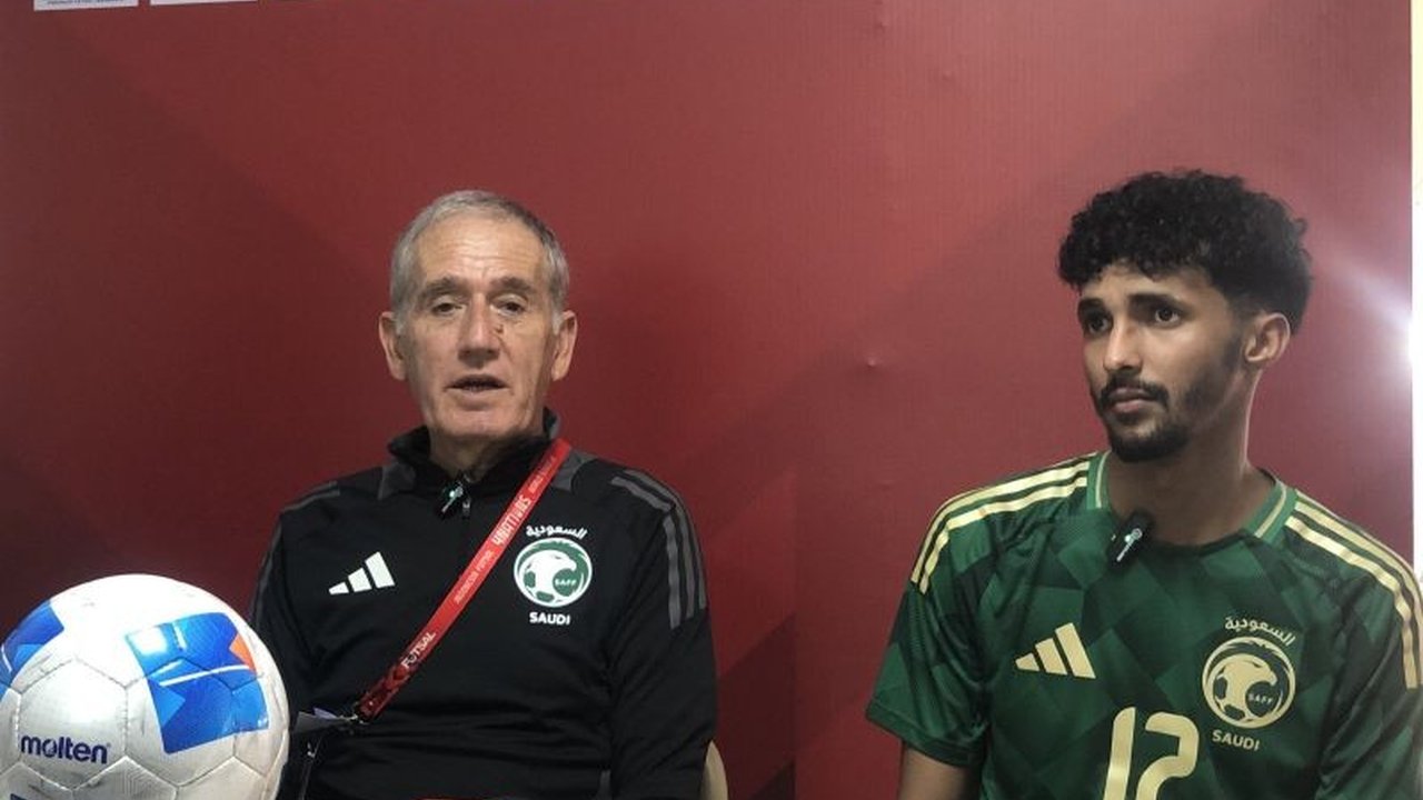 Timnas futsal Arab Saudi mencetak tujuh gol melawan Argentina di laga 4 Nations World Series 2025 di Jakarta, meskipun akhirnya kalah 7-8; pelatih Andreu Plaza tetap puas dengan penampilan timnya.