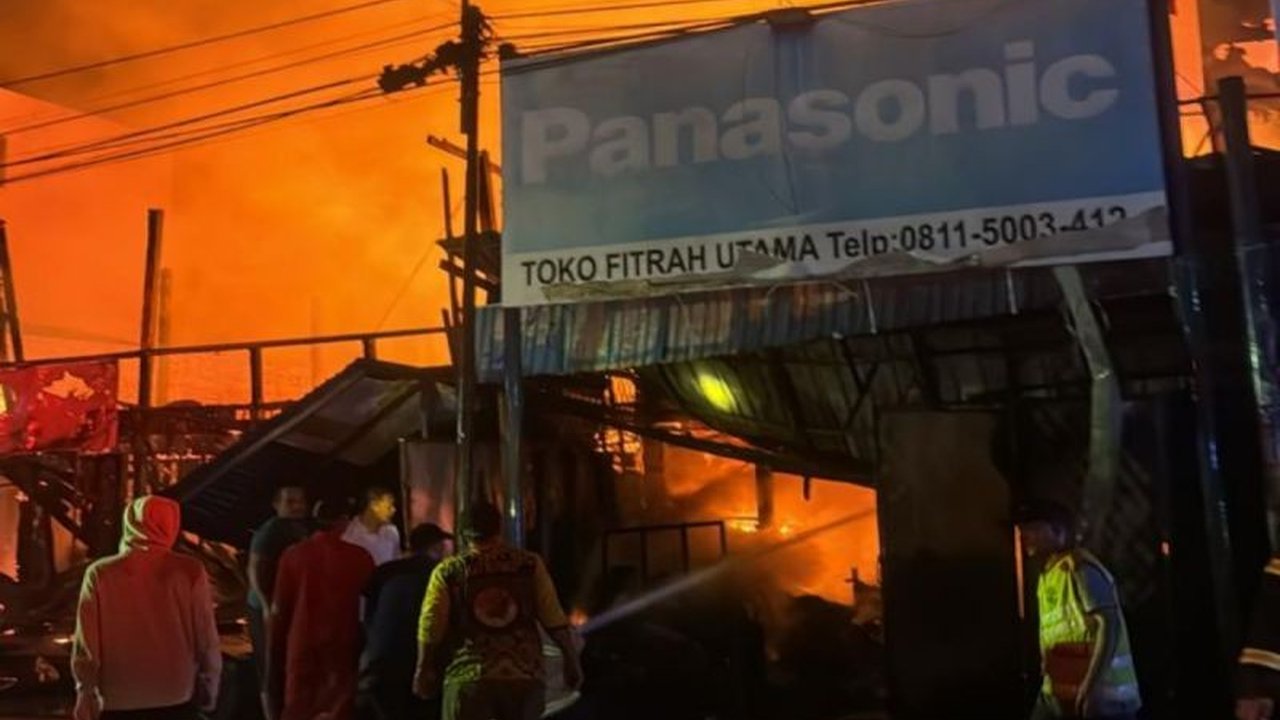 Kebakaran Hanguskan 8 Ruko di Simpang Empat, Tanah Bumbu: Polisi Selidiki Penyebab